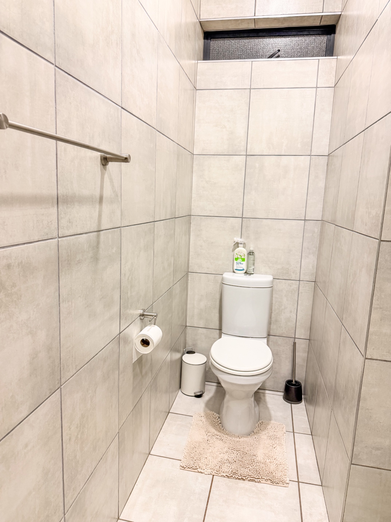 Guest toilet with concrete-look tiling
