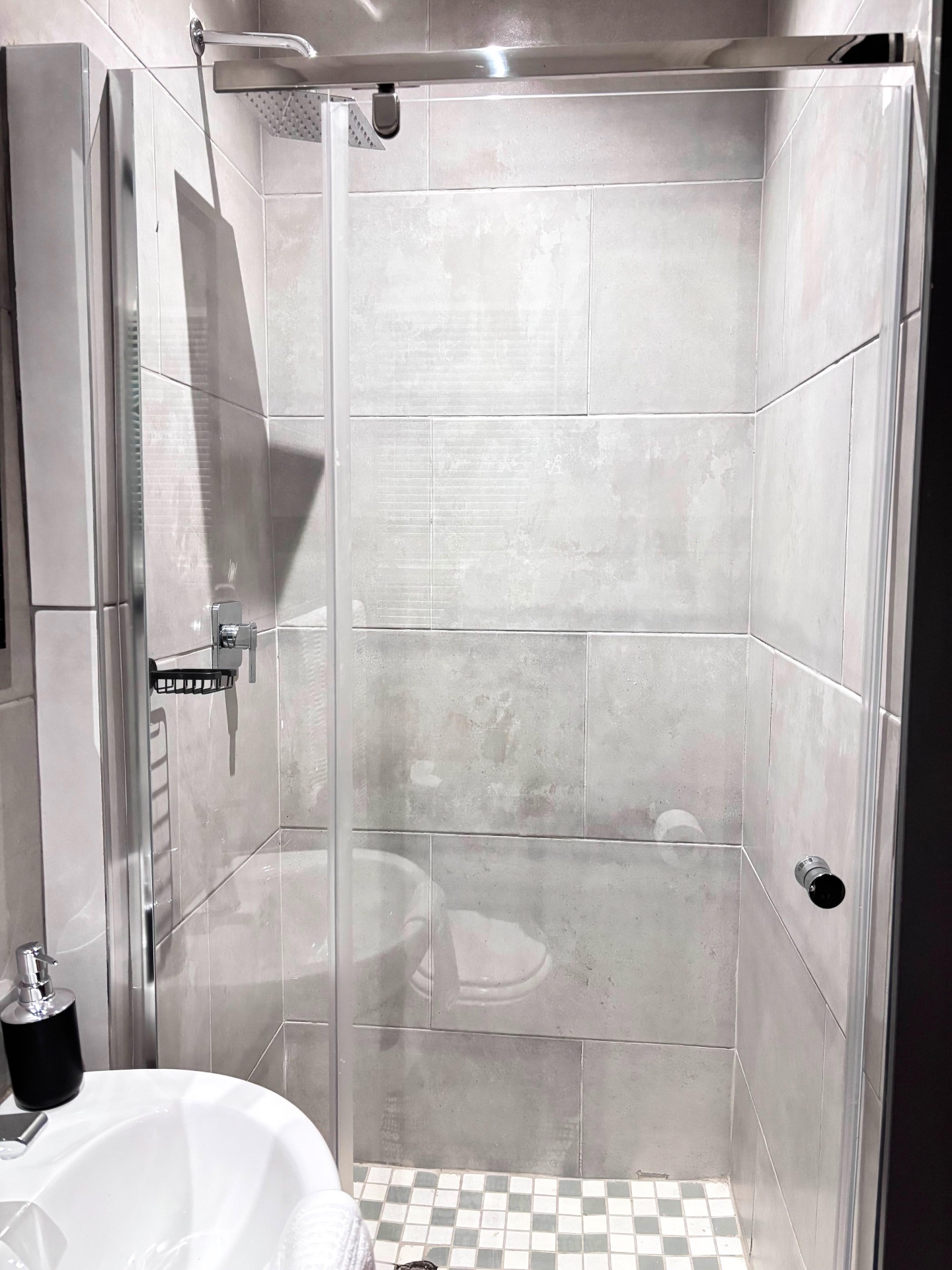 Walk-in shower with frameless glass